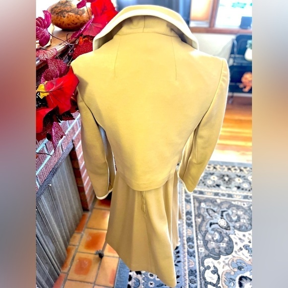 CAMEL WOOL JACKET AND PLEATED SKIRTS SET WITH MILITARY BUTTON DETAILING - Picture 7 of 7